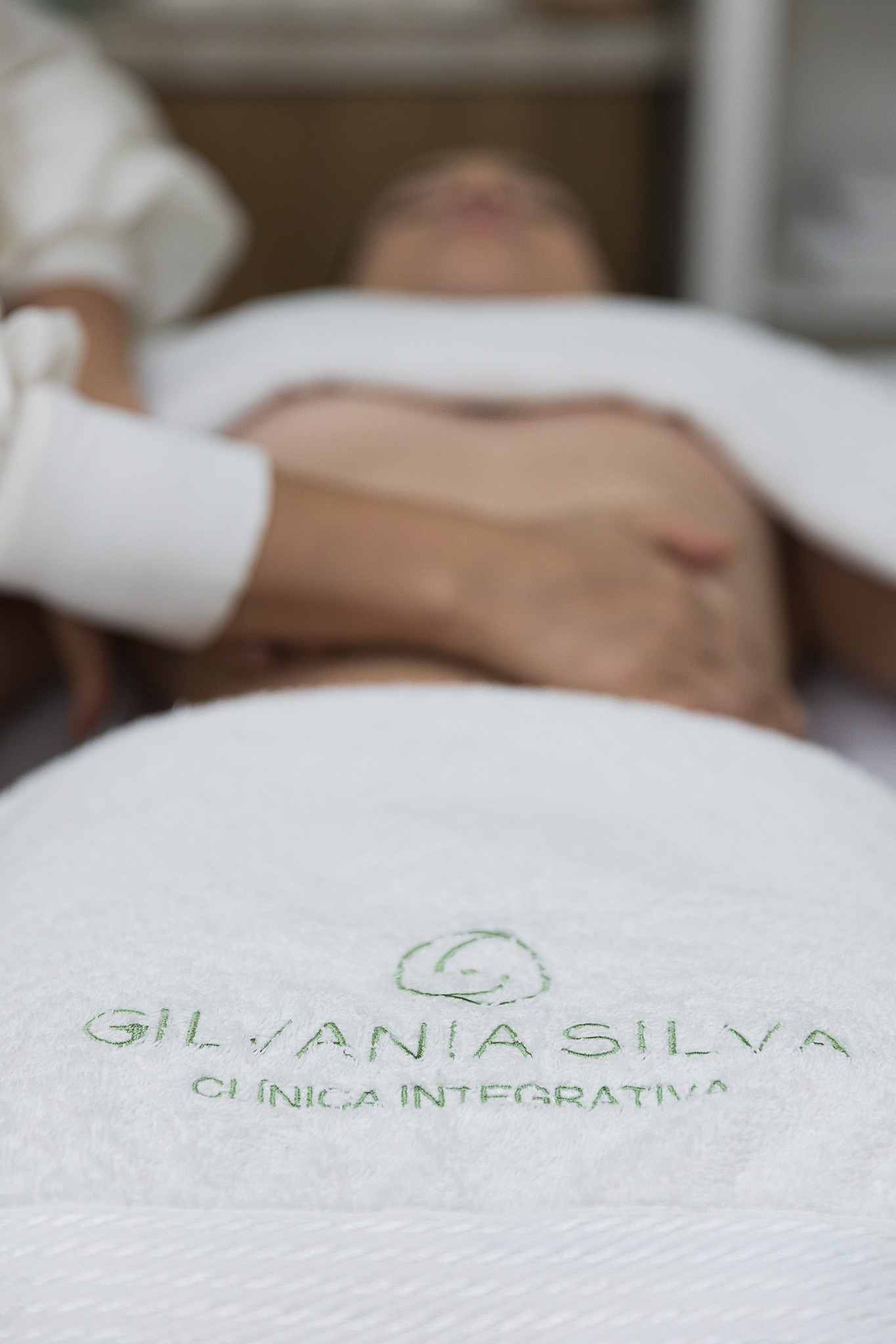 Paciente preparada para massagem na Clínica Gilvania Silva